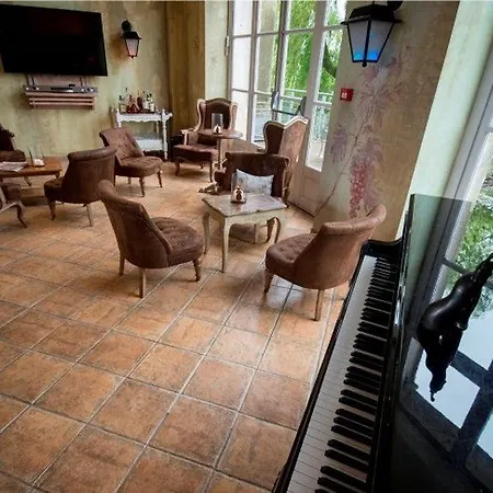 莫萨克红磨坊酒店 3* 穆瓦萨克